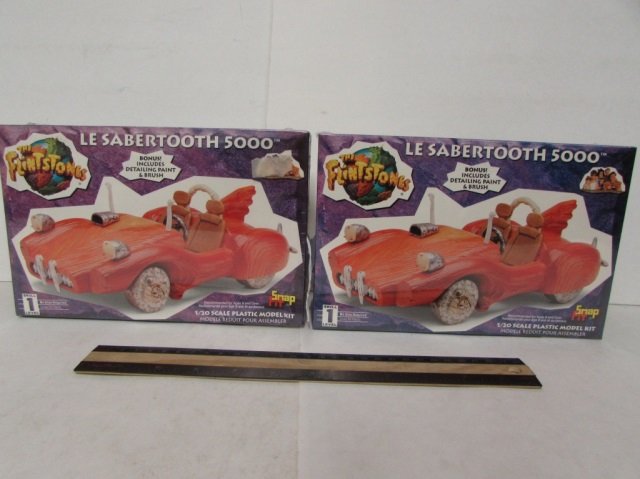 THE FLINTSTONES PLASTIC CAR MODEL KITS (2): THE FLINTSTONES PLASTIC CAR MODEL KITS (2) BOTH ARE IN ORIGINAL PACKAGING