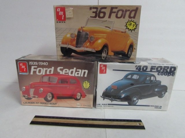 3 VINTAGE PLASTIC CAR MODEL KITS: 3 VINTAGE PLASTIC CAR MODEL KITS ALL ARE IN ORIGINAL PACKAGING, 40 FORD COUPE, 1939/1940 FORD SEDAN, & 36 FORD