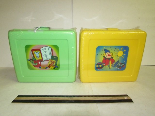 2 PLASTIC LUNCH BOXES & THERMOS BOTTLE: 2 PLASTIC LUNCH BOXES & THERMOS BOTTLE BOTH ARE IN ORIGINAL PLASTIC