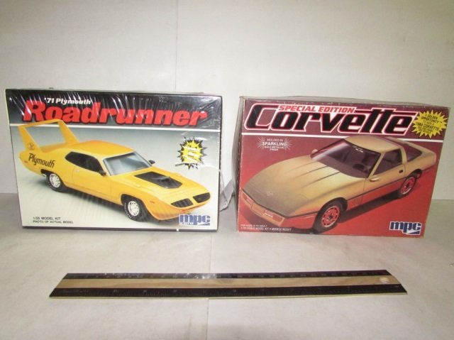 2 VINTAGE PLASTIC CAR MODEL KITS: 2 VINTAGE PLASTIC CAR MODEL KITS 71 PLYMOUTH ROADRUNNER (ORIGINAL PACKAGING) & SPECIAL EDITION CORVETTE
