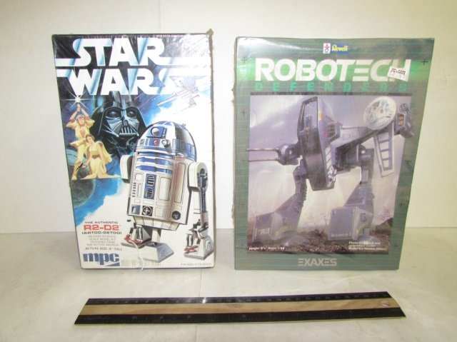 2 VINTAGE PLASTIC MODEL KITS: 2 VINTAGE PLASTIC MODEL KITS BOTH ARE IN ORIGINAL PLASTIC, STAR WARS R2-D2, & ROBOTECH EXAXES