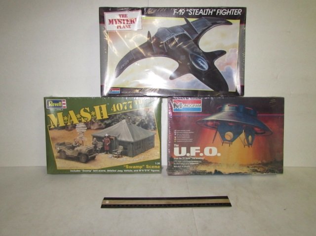 VINTAGE PLASTIC MODEL KITS (3): VINTAGE PLASTIC MODEL KITS (3) ALL ARE IN ORIGINAL PLASTIC, THE U.F.O, MASH4077TH, & F-19 STEALTH FIGHTER