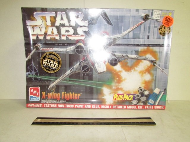 STAR WARS X-WING FIGHTER MODEL KIT: STAR WARS X-WING FIGHTER MODEL KIT IN ORIGINAL PLASTIC