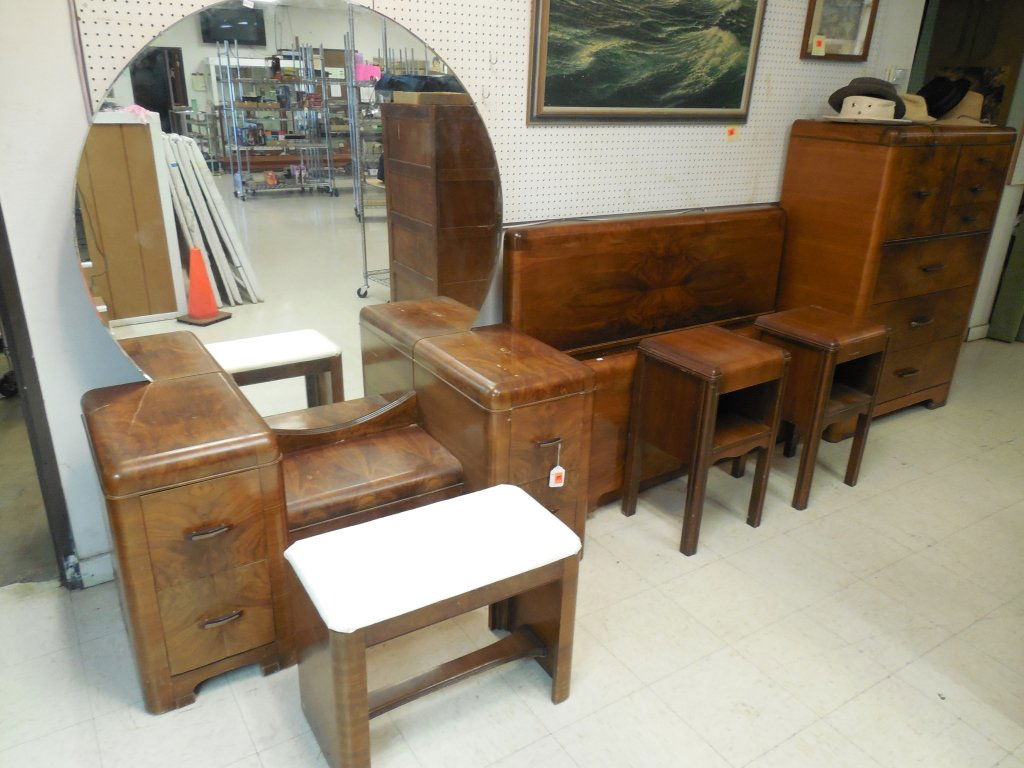 VINTAGE BEDROOM SET (5): VINTAGE BEDROOM SET (5) 5-PIECE BEDROOM SET INCLUDES VANITY WITH ROUND MIRROR 53" X 26", STOOL, TWO NIGHT STANDS 26" X15" X 13", AND A DOUBLE BED 55" X 40"