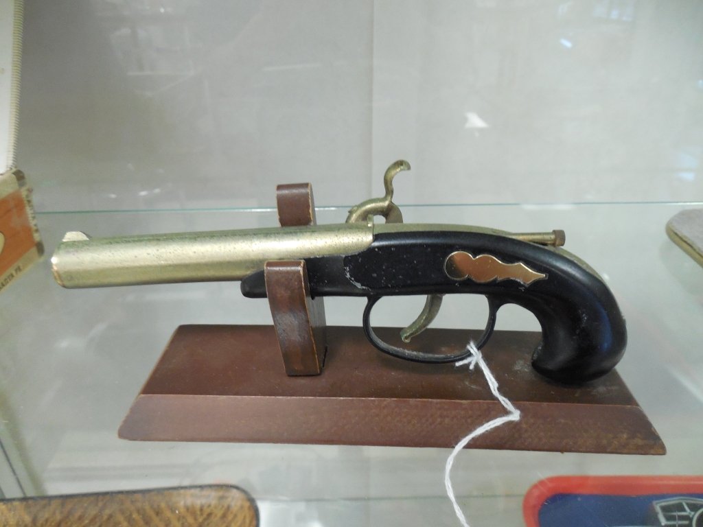VINTAGE REPLICA HAND GUN: VINTAGE REPLICA HAND GUN WITH WOODEN STAND