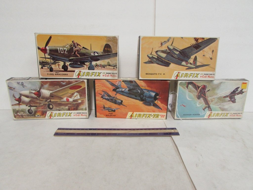 5 VINTAGE PLASTIC AIRCRAFT MODEL KITS: HAWKER HUNTER (ORIGINAL PACKAGING), DINAH MITSUBISHI KI 46-II, F4F WILDCAT, BELL P-39Q AIRACOBRA, & MOSQUITO F,V, VI