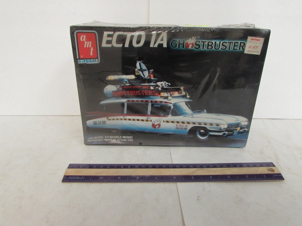 ECTO 1A GHOSTBUSTERS MODEL KIT: IN ORIGINAL PACKAGING, 1/25 MODEL KIT