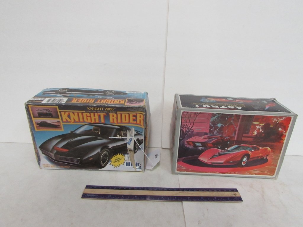 2 VINTAGE PLASTIC CAR MODEL KITS: KNIGHT 2000 KNIGHT RIDER & CHEVROLET'S EXPERIMENTAL ASTRO 1