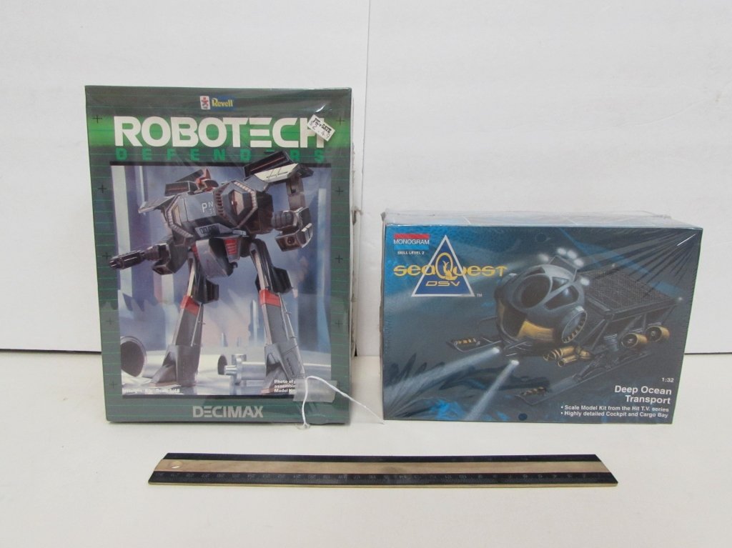 2 PLASTIC MODEL KITS: BOTH ARE IN ORIGINAL PACKAGING, ROBOTECH DECIMAX MODEL KIT & SEA QUEST DEEP SEA TRANSPORT