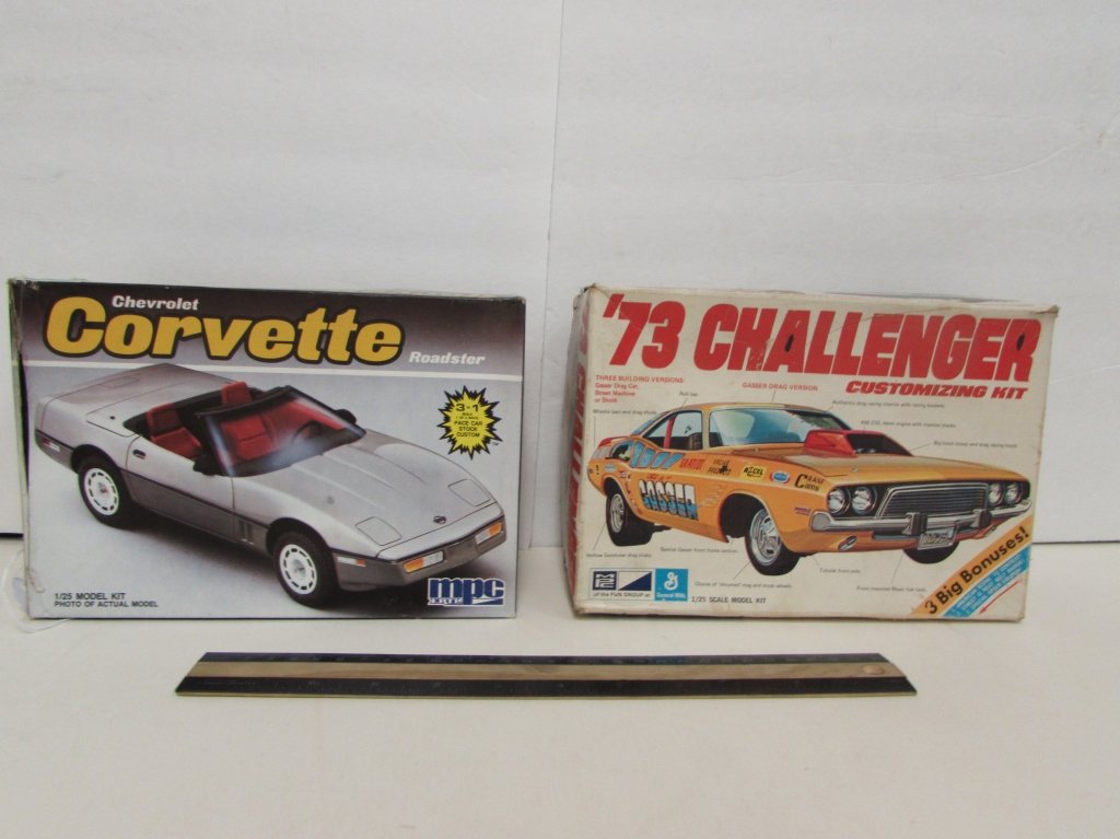 2 PLASTIC CAR MODEL KITS: CHEVROLET CORVETTE & 73 CHALLENGER