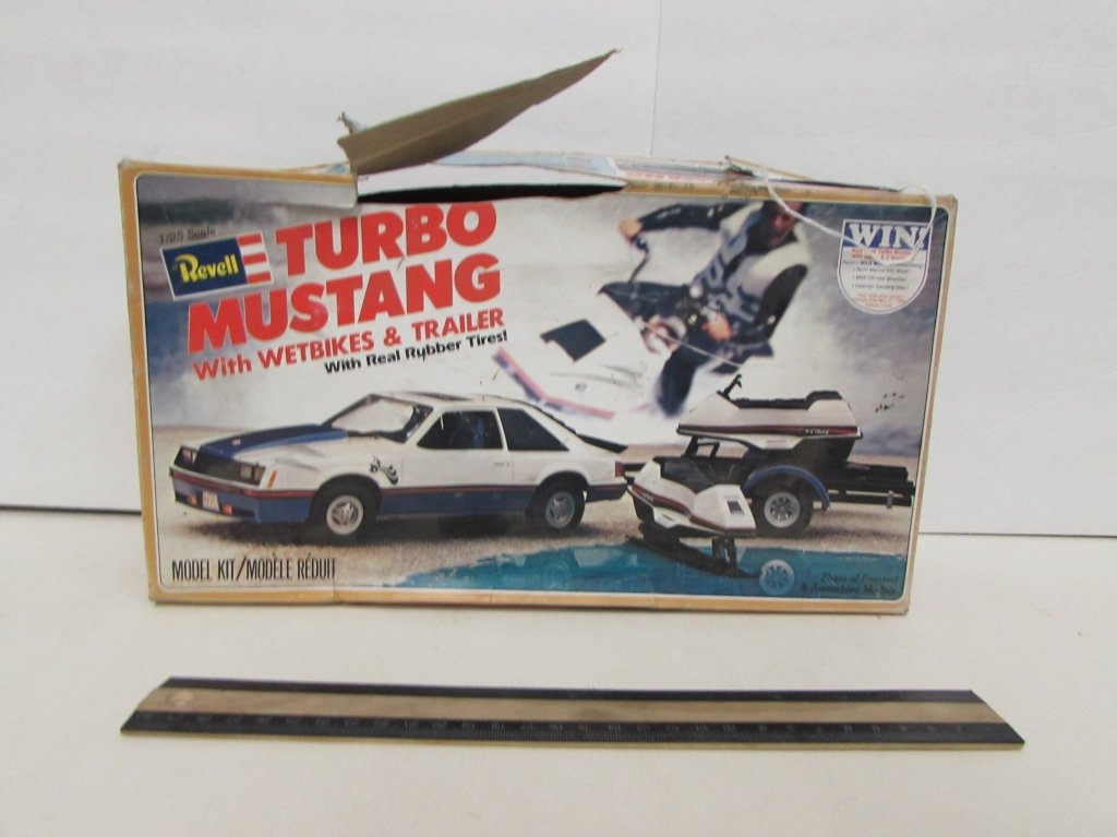 TURBO MUSTANG WITH WETBIKES & TRAILER MODEL KIT: ORIGINAL PACKAGING IS SLIGHTLY DAMAGED, CAR IS PARTICALLY ASSEMBLED
