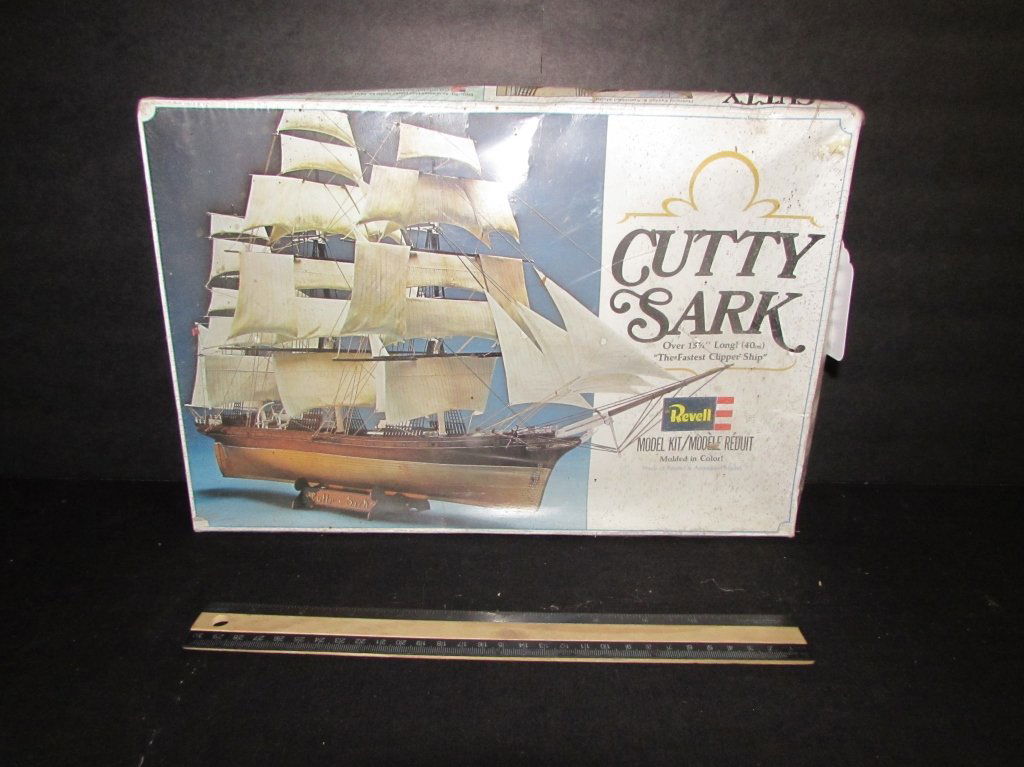 CUTTY SARK PLASTIC MODEL KIT: THE FASTEST CLIPPER SHIP ORIGINAL PACKAGING, WHEN ASSEMBLED OVER 15 3/4 INCHES