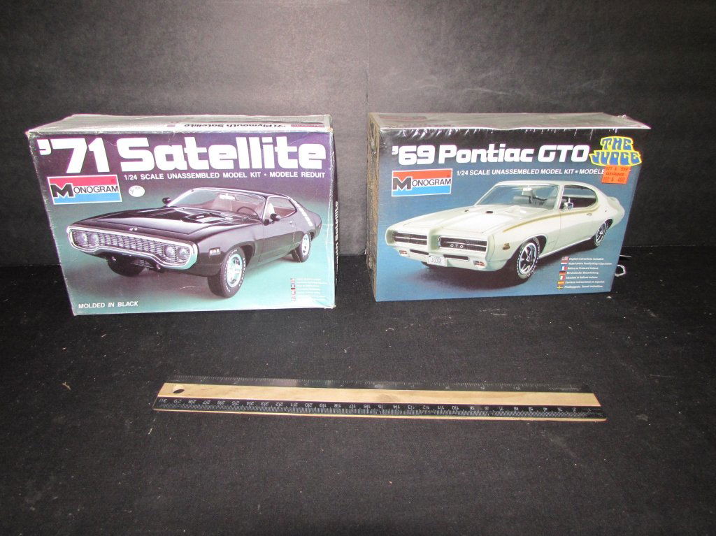2 PLASTIC CAR MODEL KITS: 69 PONTIAC GTO & 71 PLYMOUTH SATELLITE,