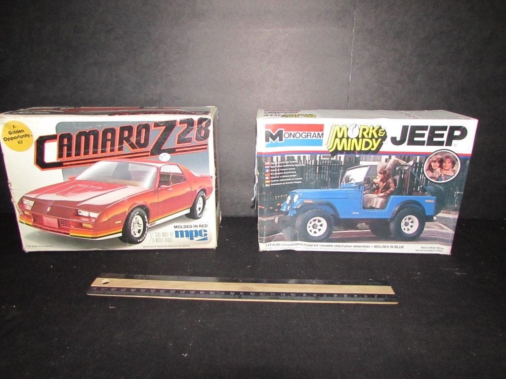 2 VINTAGE PLASTIC CAR MODEL KITS: MORK & MINDY JEEP & CAMARO Z28