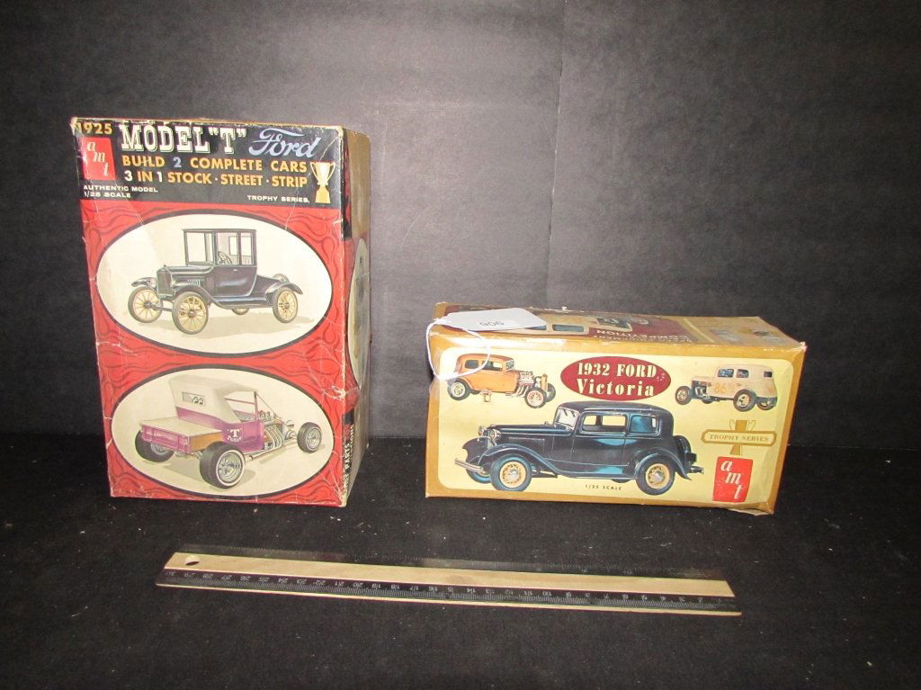 2 VINTAGE PLASTIC CAR MODEL KITS: 32 FORD VICTORIA & 1925 MODEL "T" FORD