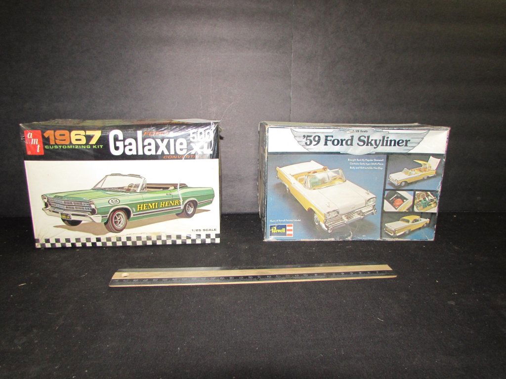 2 PLASTIC CAR MODEL KITS: 1967 GLAXAXIE 500 XL & 59 FORD SKYLINER