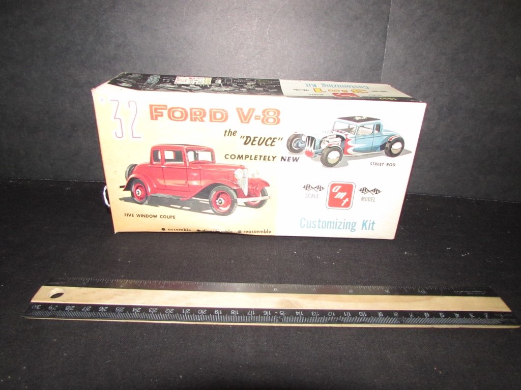 1932 FORD V-8 COUPE MODEL KIT: 3 IN 1 MODEL KIT