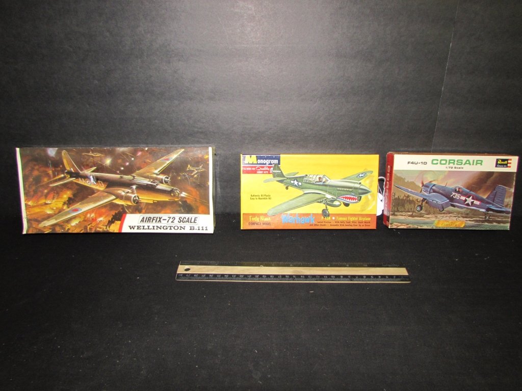 3 VINTAGE PLASTIC AIRCRAFT MODEL KITS: WARHAWK P-4ON FIGHTER, F4U-1D CORSAIR, & WELLINGTON B.111
