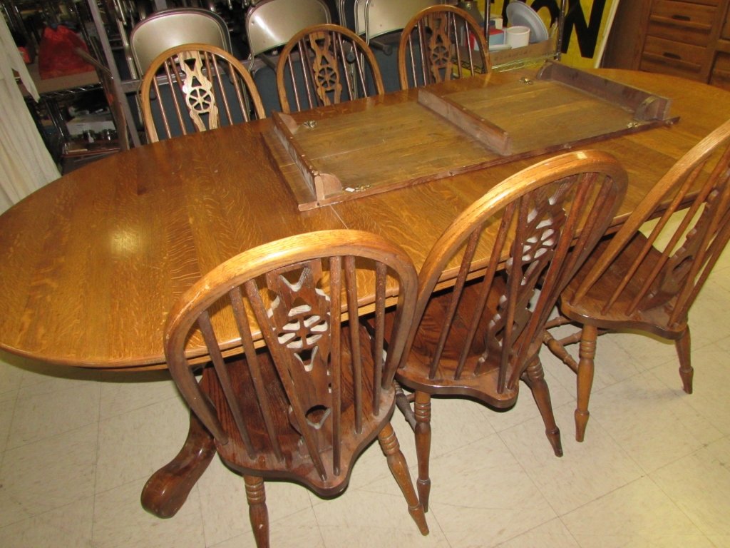 OAK DINING ROOM TABLE LARGE: OAK DINING ROOM TABLE LARGE Large oak dining table, 3 leaves, 6 chairs, Oak, Some scratches