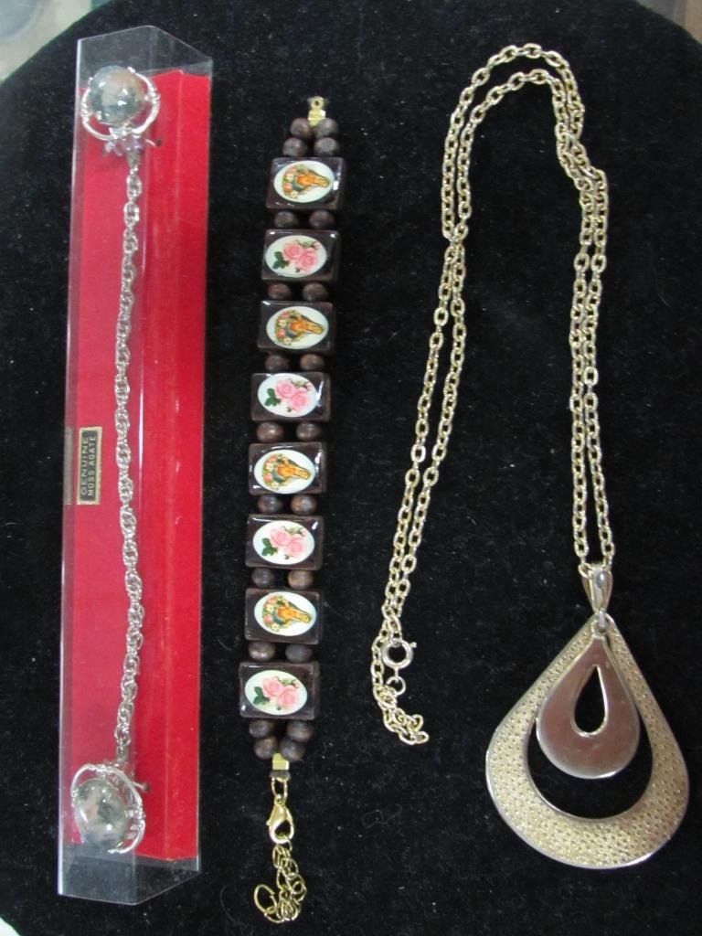COSTUME JEWELRY: COSTUME JEWELRY MOSS AGATE SWEATER CLIP, WOOD BRACELET, GOLD TONE NECKLACE