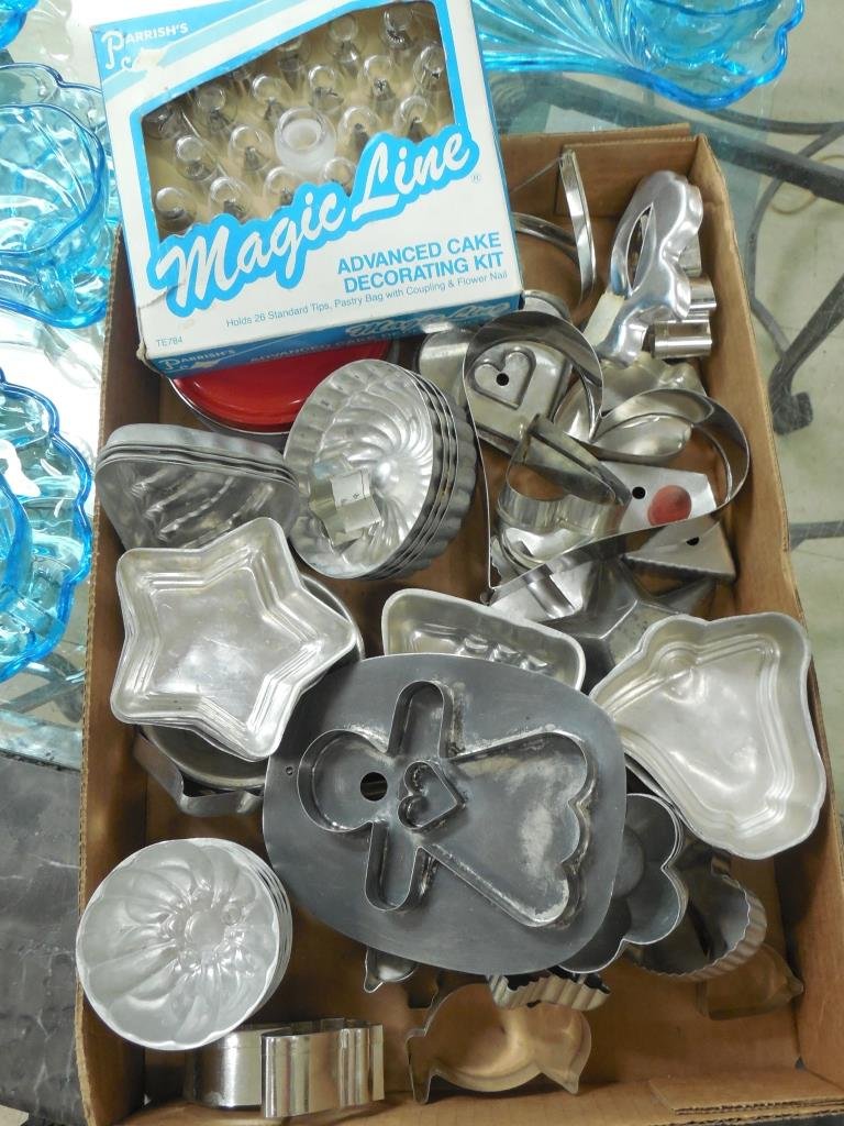 VINTAGE COOKIE CUTTERS AND BAKING SUPPLIES: VINTAGE COOKIE CUTTERS AND BAKING SUPPLIES CAKE DECORATING TIPS, CANAPE AND HORS D'OEUVRE CUTTERS AND TIN MOLDS