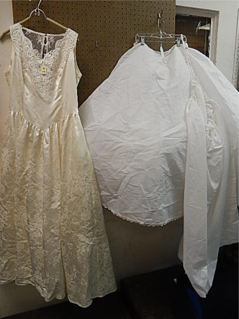 VINTAGE JESSICA MCCLINTOCK BRIDAL DRESS: VINTAGE JESSICA MCCLINTOCK BRIDAL DRESS CREAM COLORED RAYONNE AND NYLON AND LACE DRESS. FULL UNDER SKIRT/PETTICOAT MADE BY UNDERCOVER BRIDAL NO SIZE INDICATED