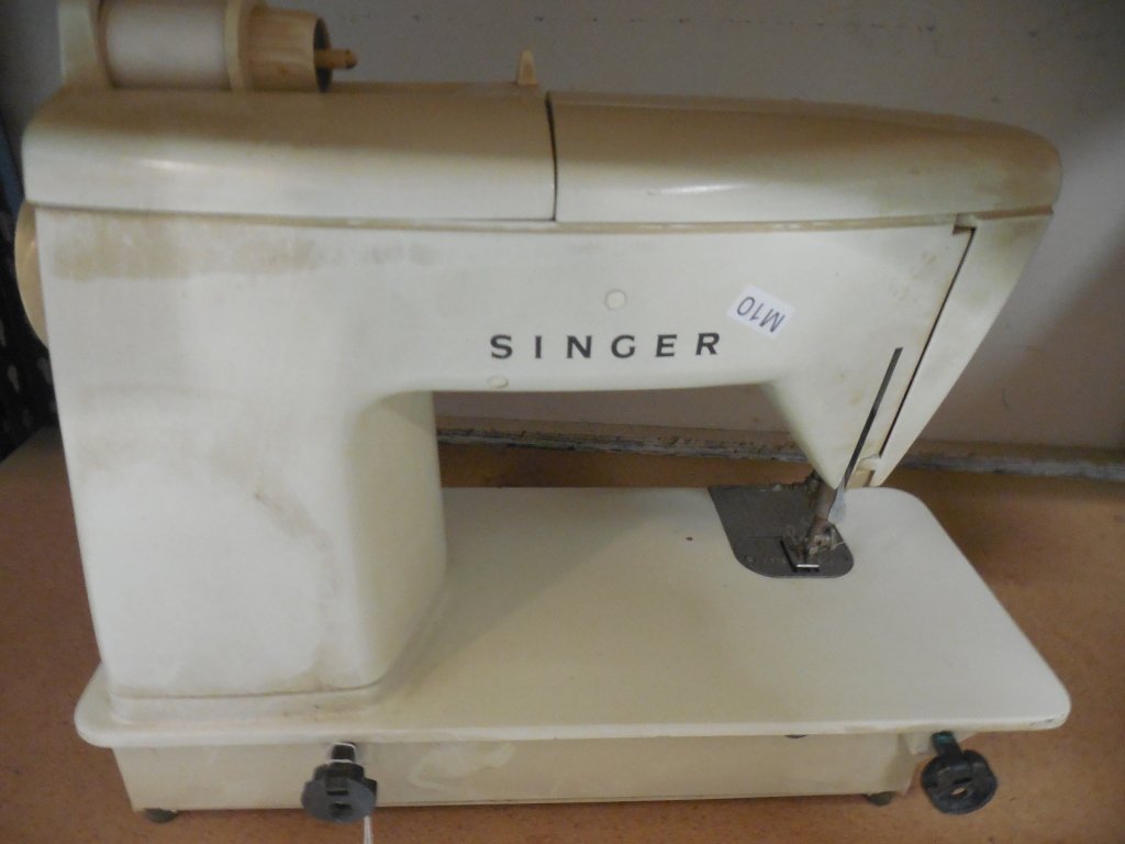 VINTAGE SINGER TABLE TOP SEWING MACHINE: VINTAGE SINGER TABLE TOP SEWING MACHINE GOLDEN TOUCH AND SEW MODEL, NO CORDS