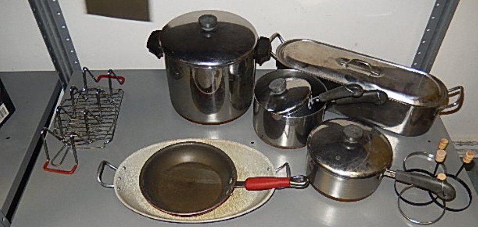 KITCHEN METAL COOKWARE: KITCHEN METAL COOKWARE FOUR POTS, ONE FRYING PAN AND MORE