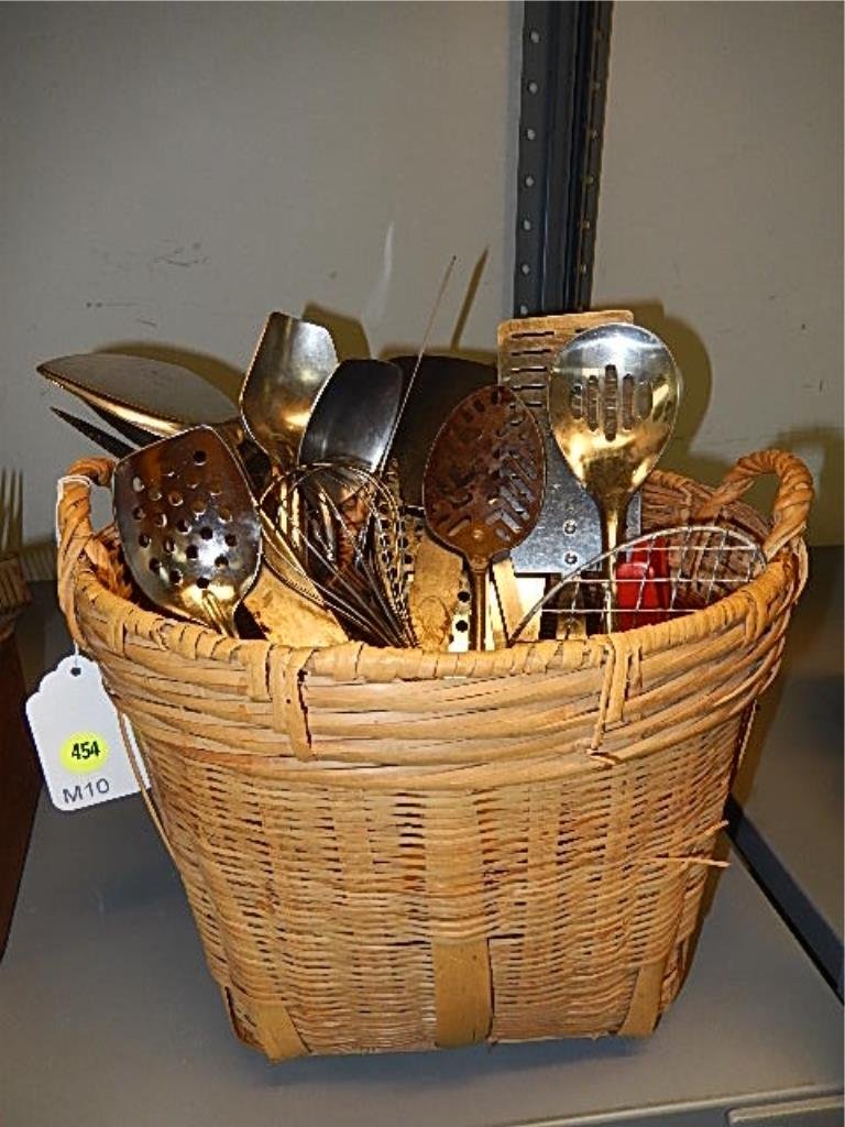ASSORTED VINTAGE UTENSILS: ASSORTED VINTAGE UTENSILS SPATULAS, SPOONS, WHISK, MINI ROLLING PIN AND MORE