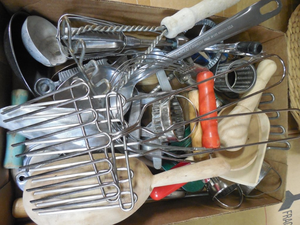 KITCHENWARE: KITCHENWARE POTATO MASHERS, WOODEN SCOOPS, HAND MIXER, METAL LADELS AND MORE