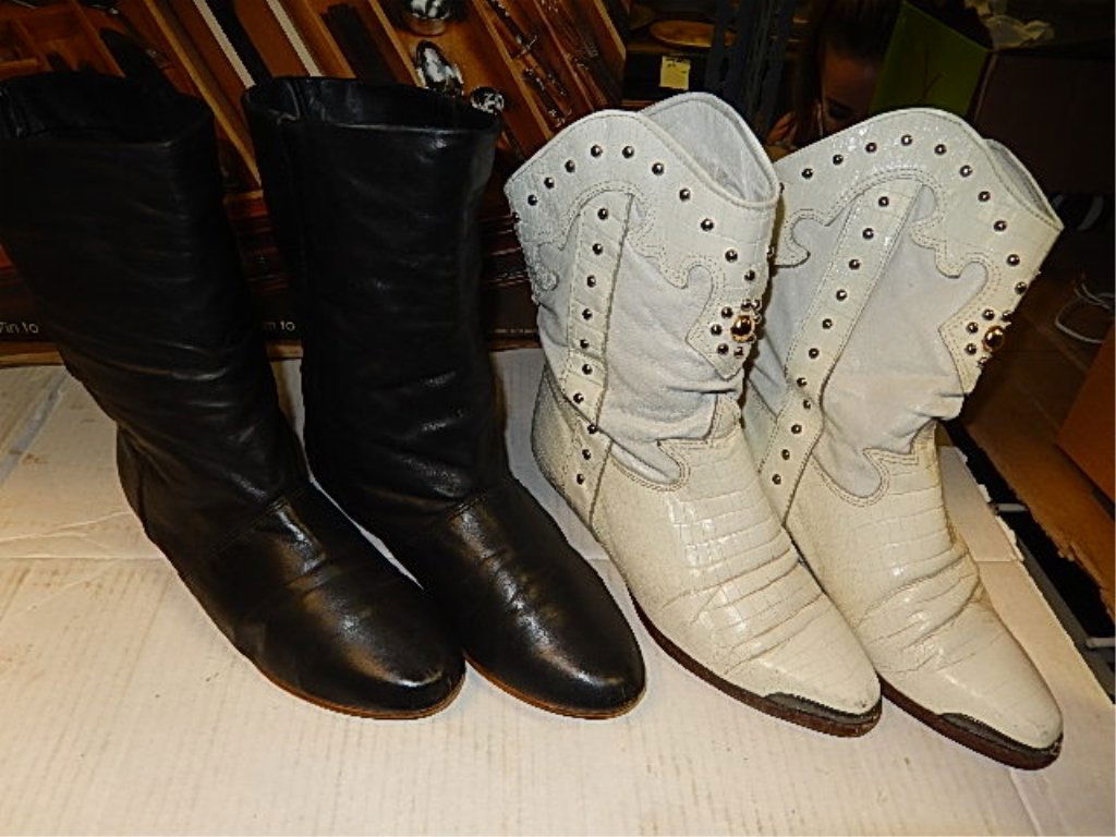 LADIES LEATHER BOOTS (2 PAIR): LADIES LEATHER BOOTS (2 PAIR) SIZE 6 WHITE LEATHER, & DEX BLACK LEATHER BOOTS