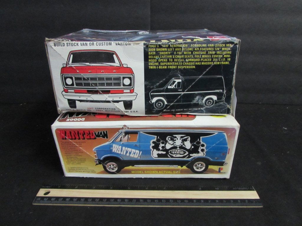2 VINTAGE PLASTIC CAR MODEL KITS: 2 VINTAGE PLASTIC CAR MODEL KITS VANTOM FORD ECONOLINE VAN & DODGE WANTED VAN