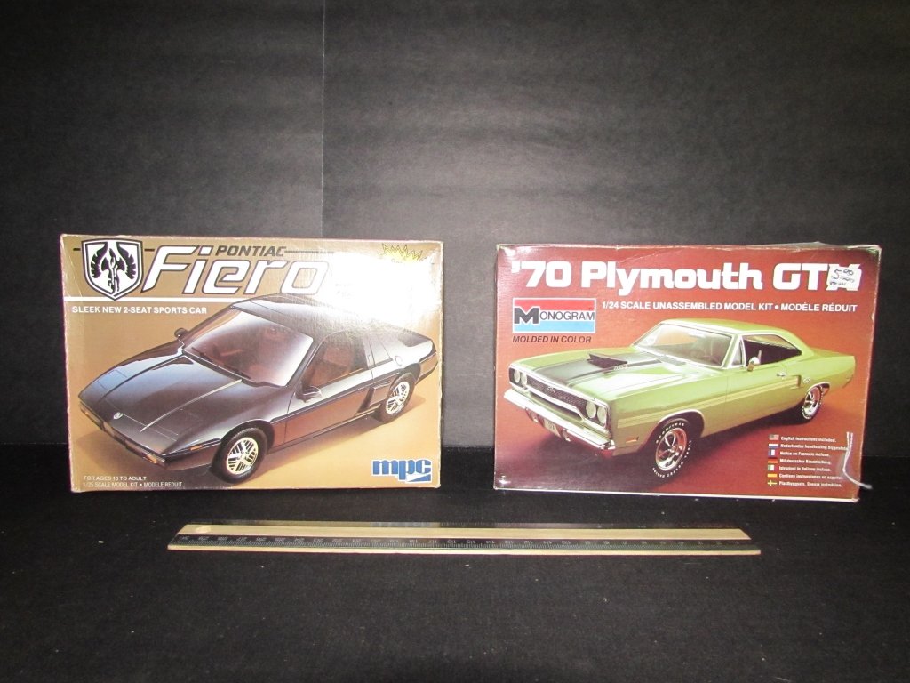 2 VINTAGE PLASTIC CAR MODEL KITS: 2 VINTAGE PLASTIC CAR MODEL KITS 70 PLYMOUTH GTX & PONTIAC FIERO