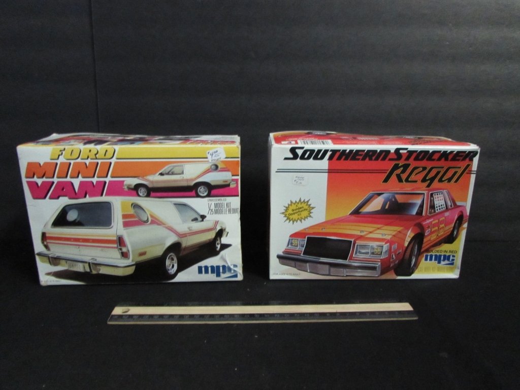 2 PLASTIC CAR MODEL KITS: 2 PLASTIC CAR MODEL KITS FORD MINI VAN & SOUTHERN STOCKER REGAL