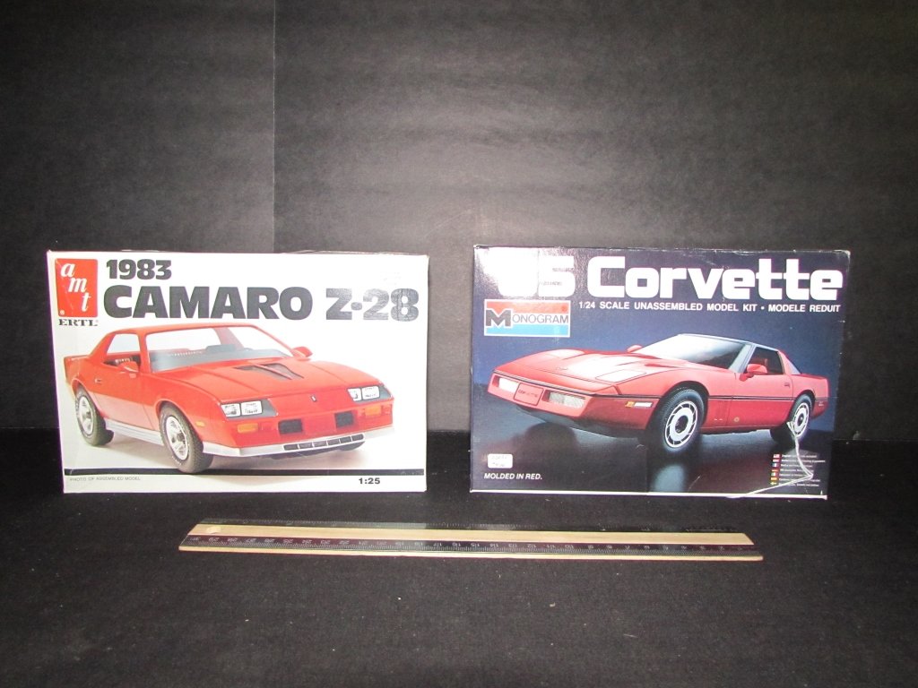 2 PLASTIC CAR MODEL KITS: 2 PLASTIC CAR MODEL KITS 85 CORVETTE & 1983 CAMARO Z-28