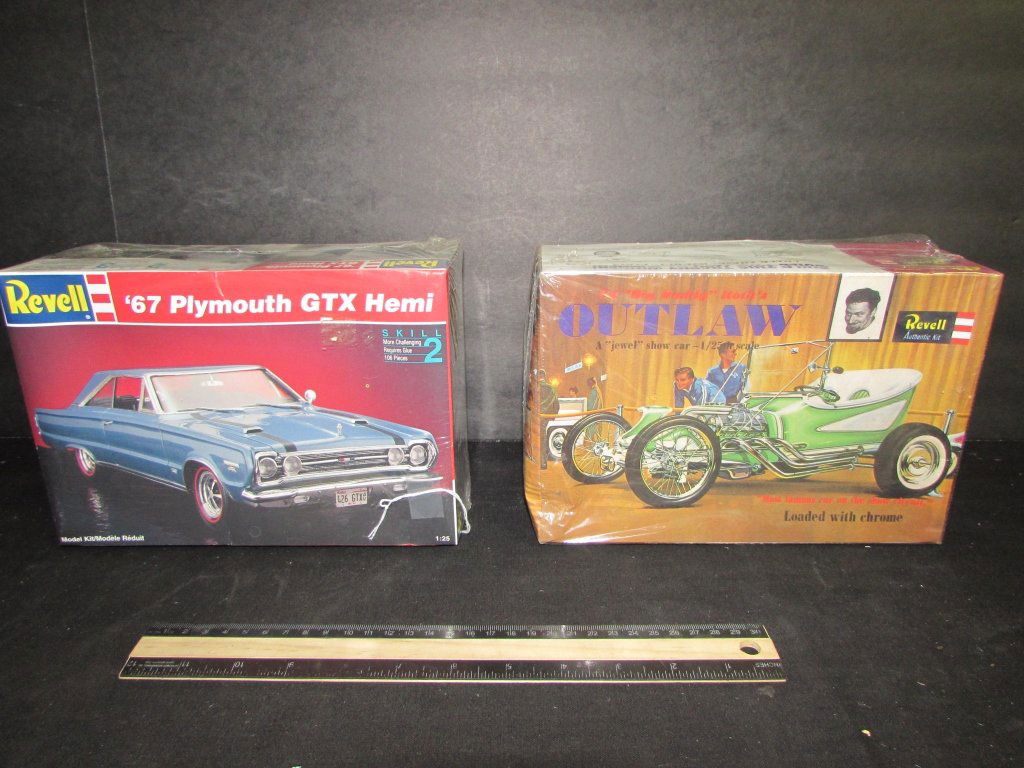 2 PLASTIC CAR MODEL KITS: 2 PLASTIC CAR MODEL KITS BOTH ARE IN ORIGINAL PACKAGING, 67 PLYMOUTH GTX HEMI & ED "BIG DADDY " ROTHS OUTLAW SHOW CAR