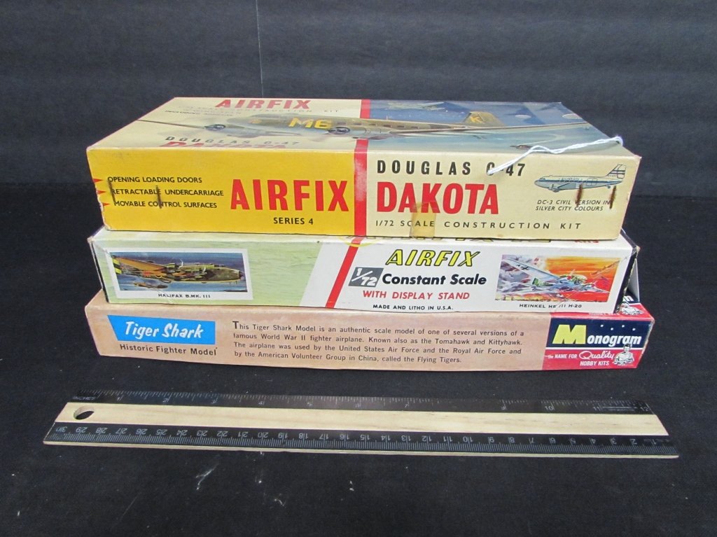 3 PLASTIC AIRCRAFT MODEL KITS: 3 PLASTIC AIRCRAFT MODEL KITS DOUGLAS C-47 DAKOTA, B-25 MITCHELL & WORLD WAR II FIGHTER P-4OB TIGER SHARK
