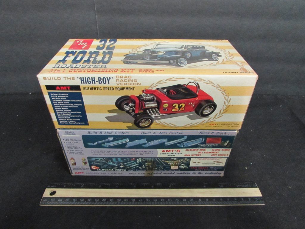 2 VINTAGE PLASTIC CAR MODEL KITS: 2 VINTAGE PLASTIC CAR MODEL KITS 32 FORD ROADSTER & 63 T-BIRD