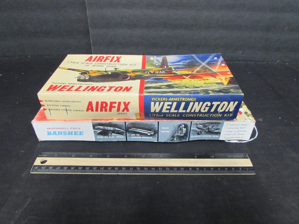 2 VINTAGE PLASTIC AIRCRAFT MODEL KITS: 2 VINTAGE PLASTIC AIRCRAFT MODEL KITS F2H-2 BANSHEE & VICKERS-ARMSTRONGS WELLINGTON