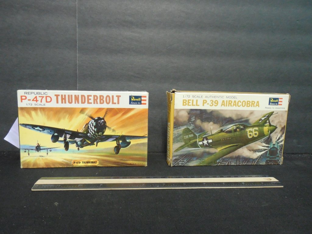 2 VINTAGE PLASTIC AIRCRAFT MODEL KITS: 2 VINTAGE PLASTIC AIRCRAFT MODEL KITS BELL P-39 AIRACOBRA & P-47D THUNDERBOLT