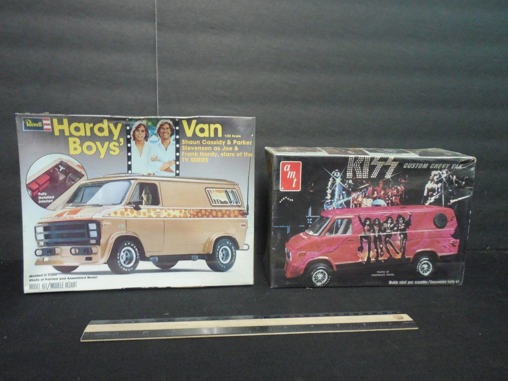 2 VINTAGE PLASTIC CAR MODEL KITS: 2 VINTAGE PLASTIC CAR MODEL KITS KISS CUSTOM CHEVY VAN & HARDY BOYS VAN