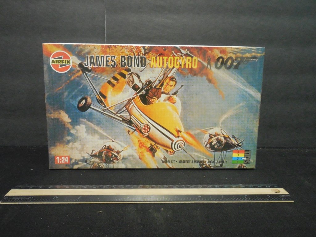 JAMES BOND AUTOGYRO MODEL KIT: JAMES BOND AUTOGYRO MODEL KIT IN ORIGINAL PACKAGING