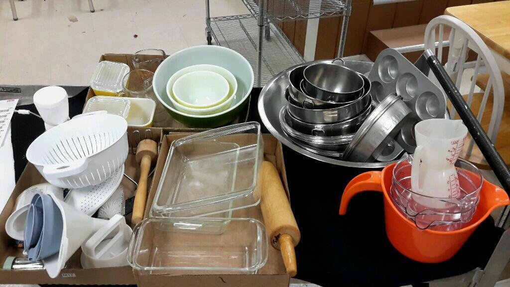Kitchenware: stainless steel bowls, baking pans, rolling pin, pyrex measuring cups, and so much more. Nice large lot of cookware
