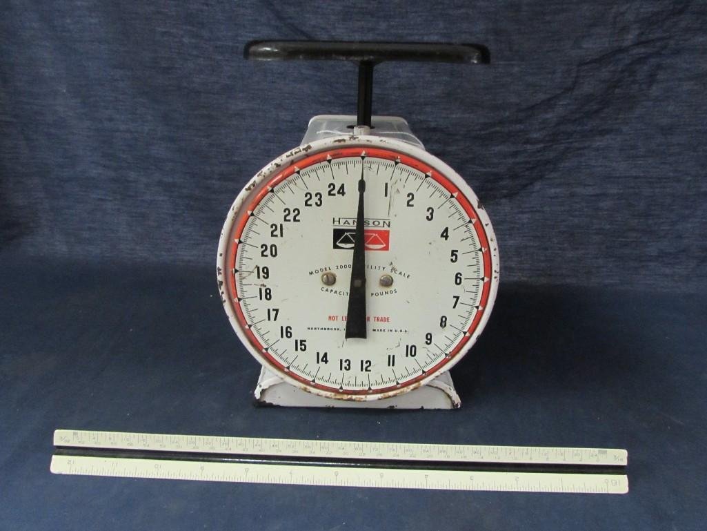 Vintage Hanson Kitchen Scale: White and red, shows some ware, 25 pound capacity, 9" tall