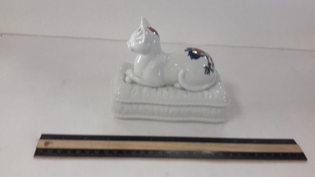 Elizabeth Arden Trinket Box: White Porcelain Cat figure on pillow. In good condition. 