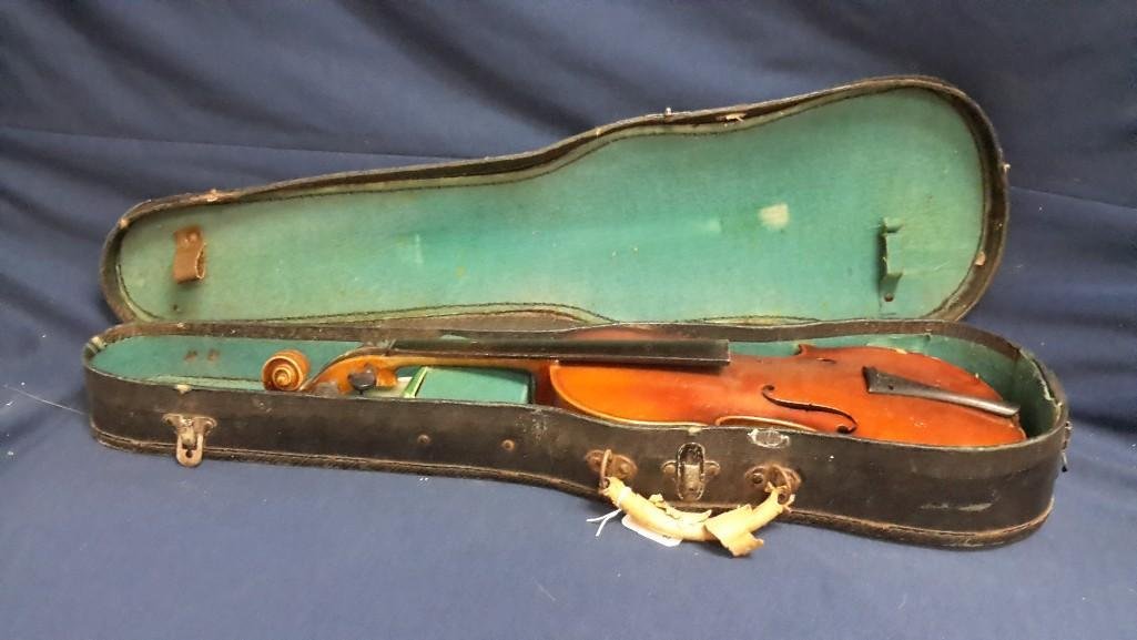 Antonius Stradiuarius Cremonensis Violin In Case: Inside reads Antonius Stradiuarius Cremonensis, FACIEBAT ANNO 1721 Made in Czechoslovakia. No strings. Needs repair. Missing a peg. No boe. 