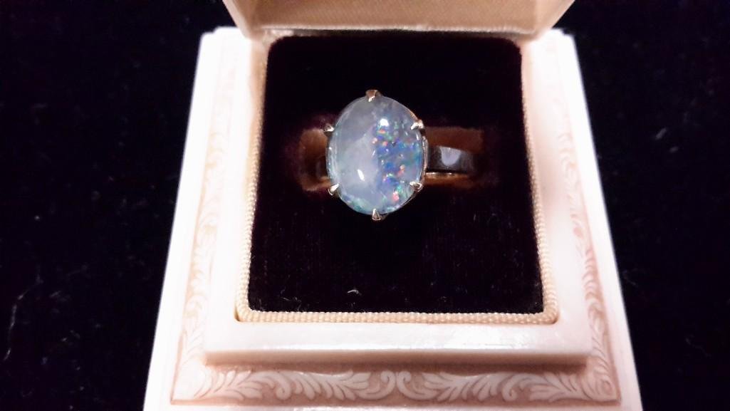 Vintage Ladies Gold Tone & Opal Ring: Beautiful 6 prong setting, opal ring.