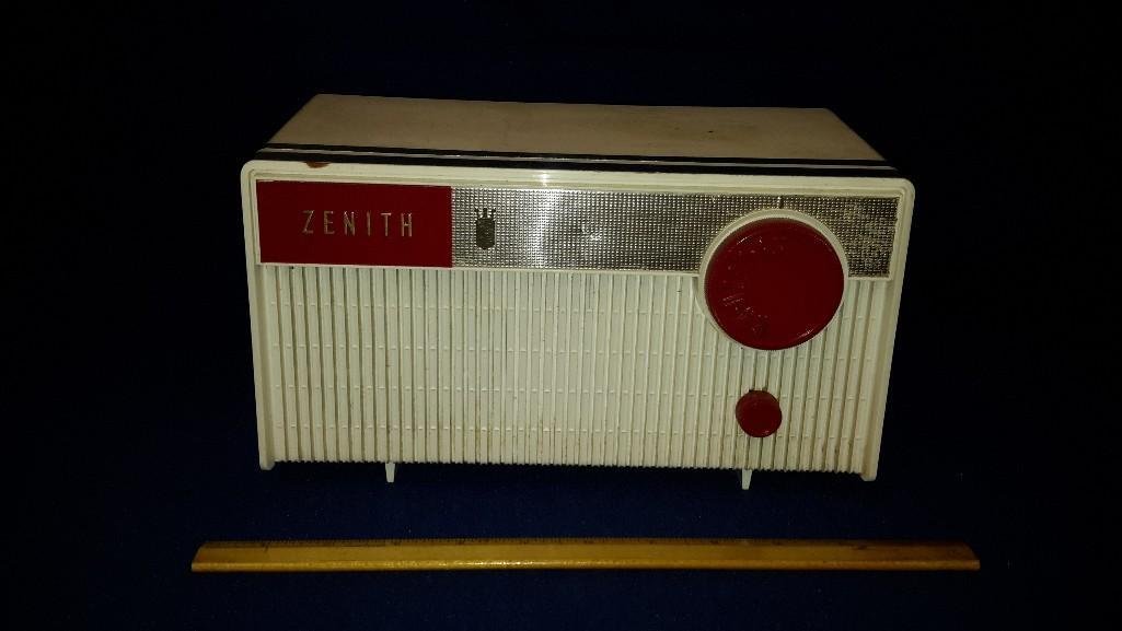 Vintage Zenith Radio: In fair condition, measures 6 inches tall, 10.5 inches wide