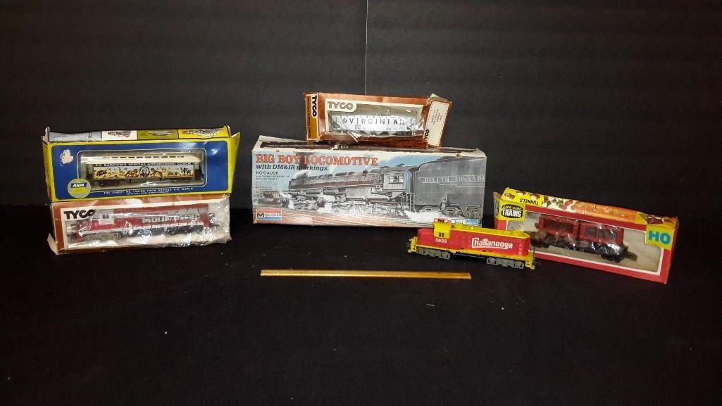 Collectible Toy Trains & Model Kit (6): AHM Ho Train, (2) Tyco toy trains, Life Line Ho train, & Big Boy Locomotive train model kit
