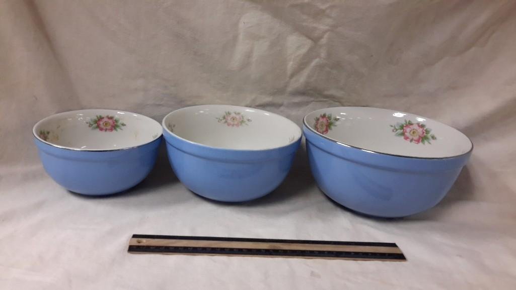 HULL's Mixing Bowl Set (3): Ranging in size from 3 1/2" to 4 12" tall and 6 1/2" diameter to 9" diameter. Marked; Hull's Superior Kitchenware Made in USA. 